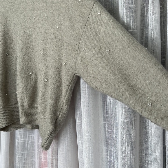 🆑 [4/$20] H&M Grey Pearl Embellished Crew Neck Sweater - Picture 4 of 8